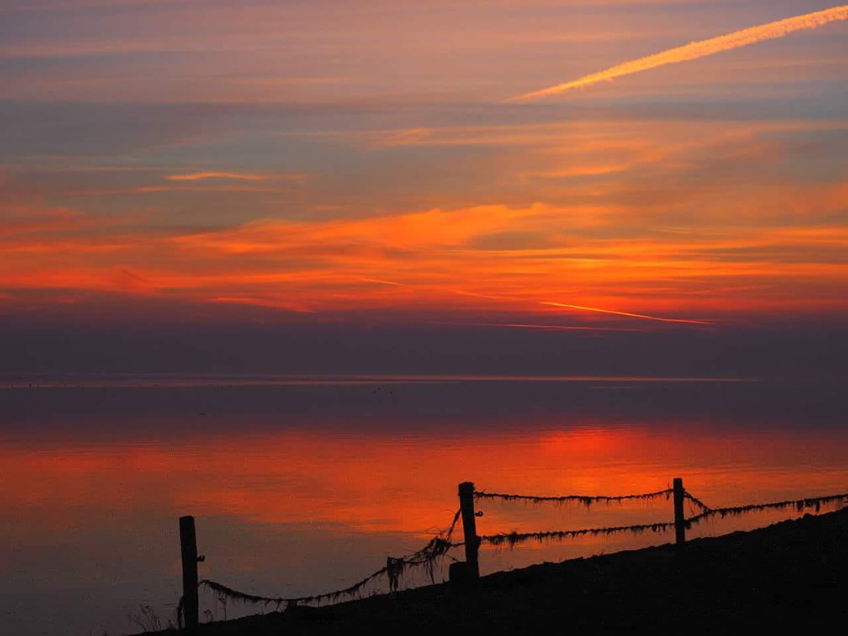 Hopelijk vanavond weer?.....🙏 #camer_a_pril #fotochallenge 
@jolandabrwr #rood #Ameland #Waddenzee #zonsondergang #cultureelErfgoed