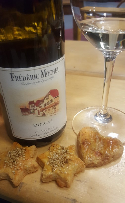 Our Muscat to accompany Alsatian christmas cakes.
Looking forward to Christmas !

#fredericmochel #muscat #muscatlover #traenheim #organic #alsacerocks #drinkalsace

(Photo : attitude forme)