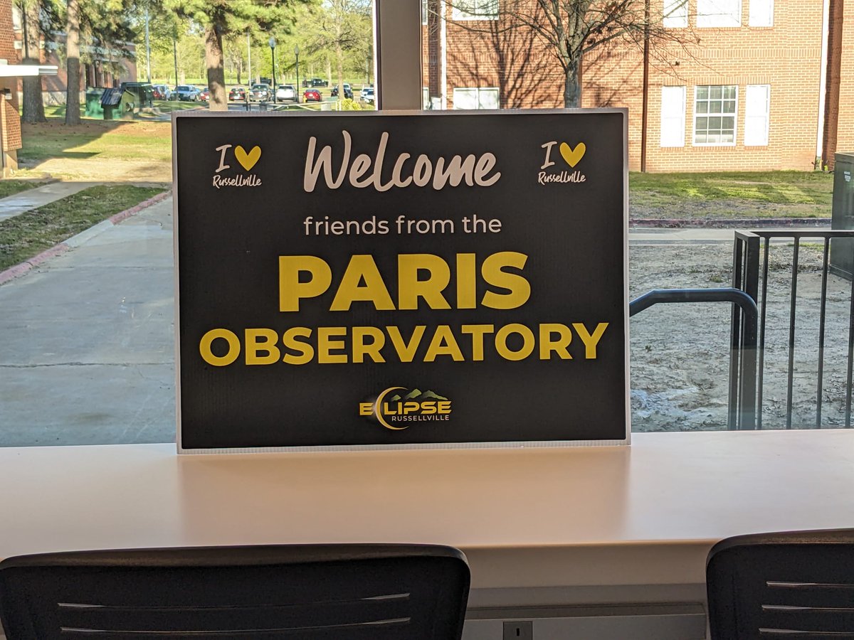 Invités par l'université de Russellville, Arkansas, deux jeunes chercheurs du @LesiaAstro sont sur place à l'occasion de l'éclipse totale du 8 avril 2024, pour promouvoir la recherche faite <a href="/Obs_Paris/">Observatoire de Paris | PSL</a> et la culture française, et participer aux observations avec le public.