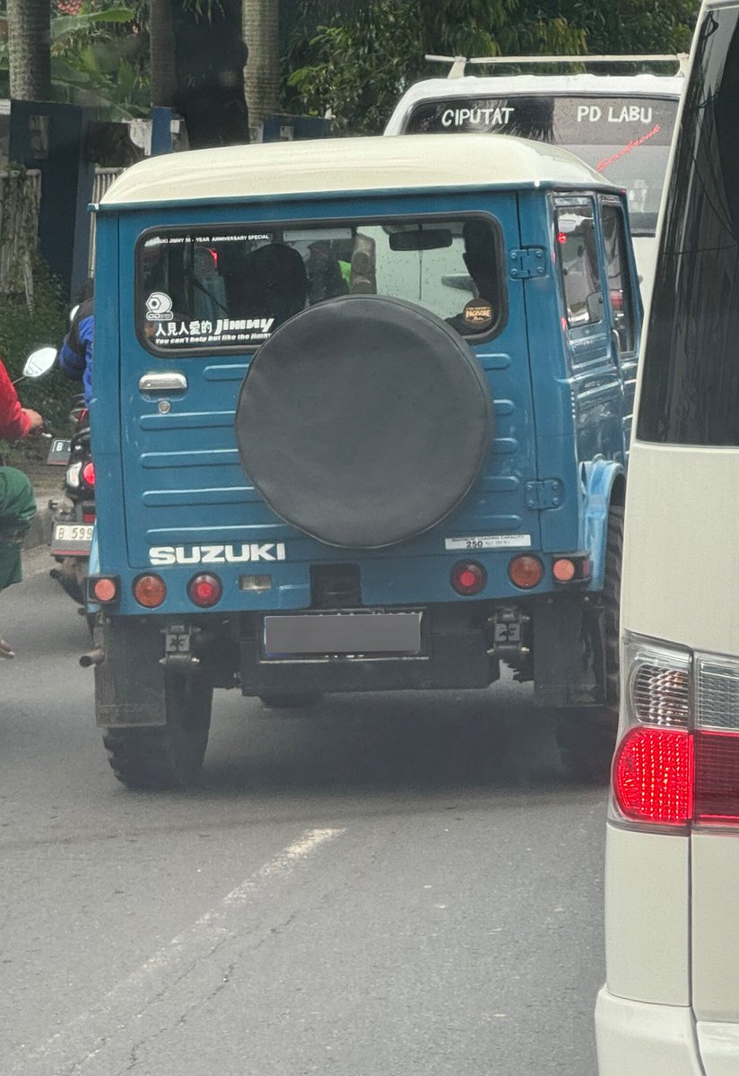 Great to see an early generation Suzuki Jimny about in Jakarta’s traffic. In Indonesia, this generation Jimny is  popularly known as “Suzuki Jangkrik” (crickets insect).  #SuzukiJimny