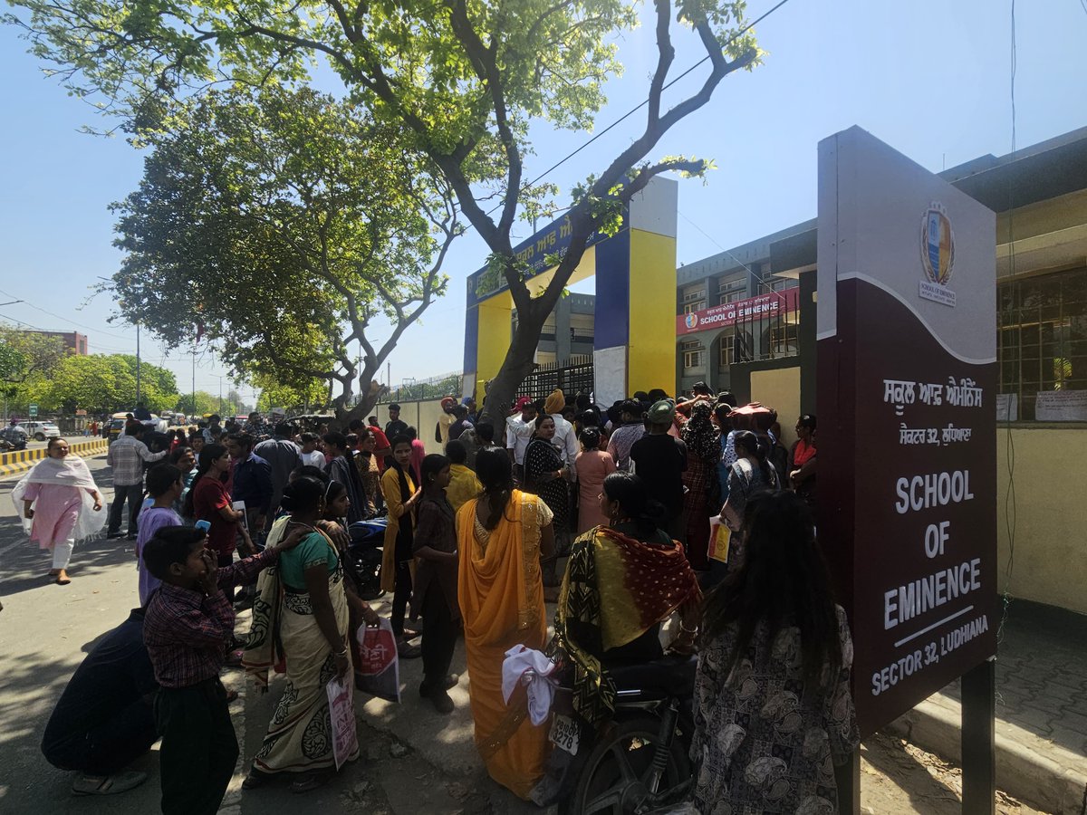 Heavy Rush for admission outside School of Eminence l, Sec 32, Ludhiana
 @harjotbains @BhagwantMann
#Punjabeducation #AAP