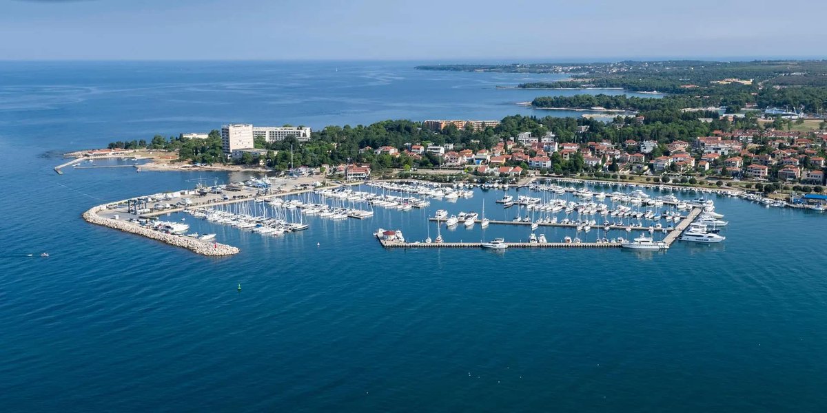 ColoursofIstria's tweet photo. Nestled in the northern stretch of #Umag's picturesque #harbor lies the renowned #ACI #Marina Umag. 🌊 Open year-round and situated in front of the Adriatic Hotel, it's a haven for seafarers seeking both comfort and convenience. ⛵️ https://t.co/oHUY0r7SjZ