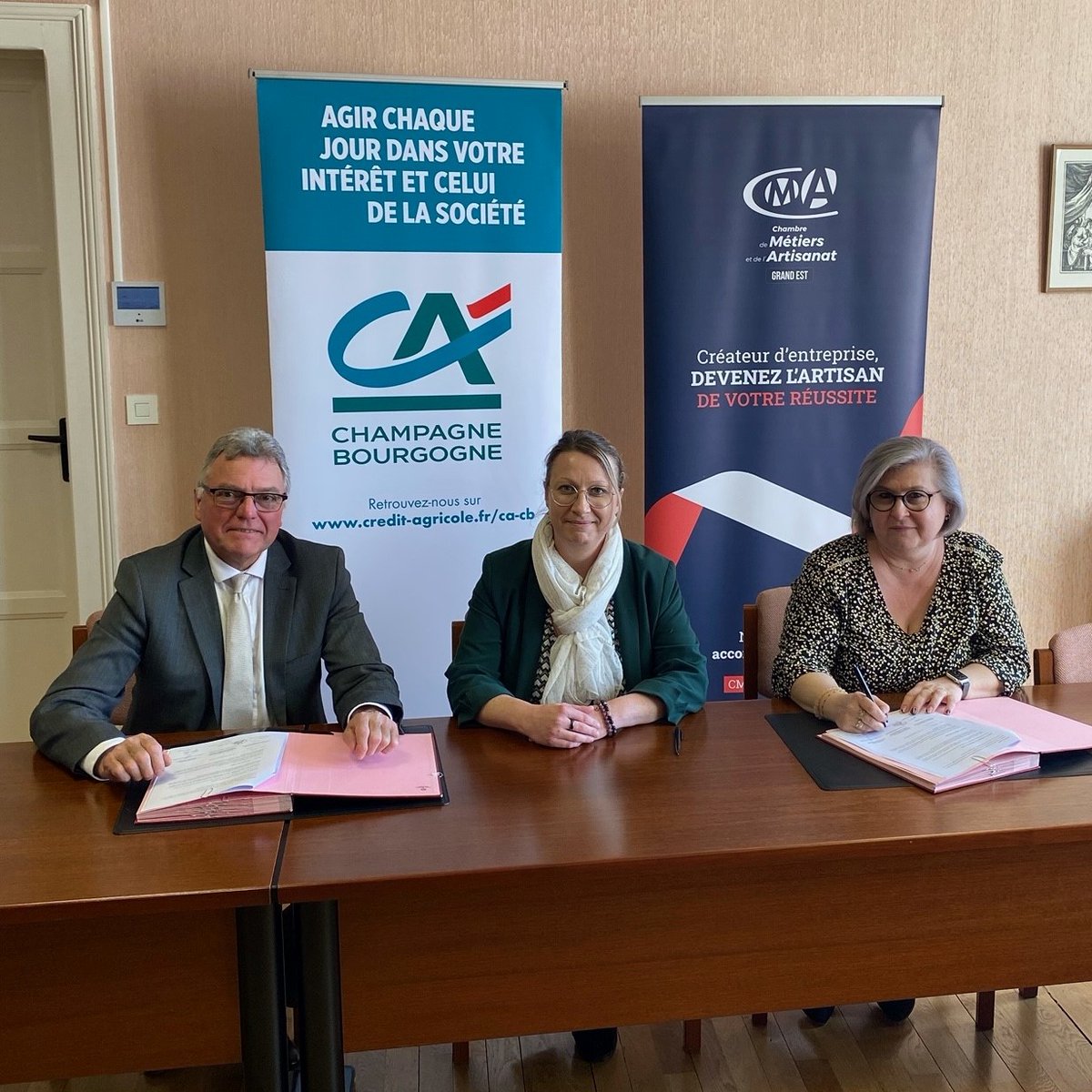 ✍️ Le @CAChampBourg et @de_metiers ont signé jeudi 28/03 à Chaumont une convention de partenariat au bénéfice des entreprises artisanales de la Haute-Marne 🎯 Pour soutenir les porteurs de projet du département et faciliter l’accompagnement à la création et reprise d’entreprises