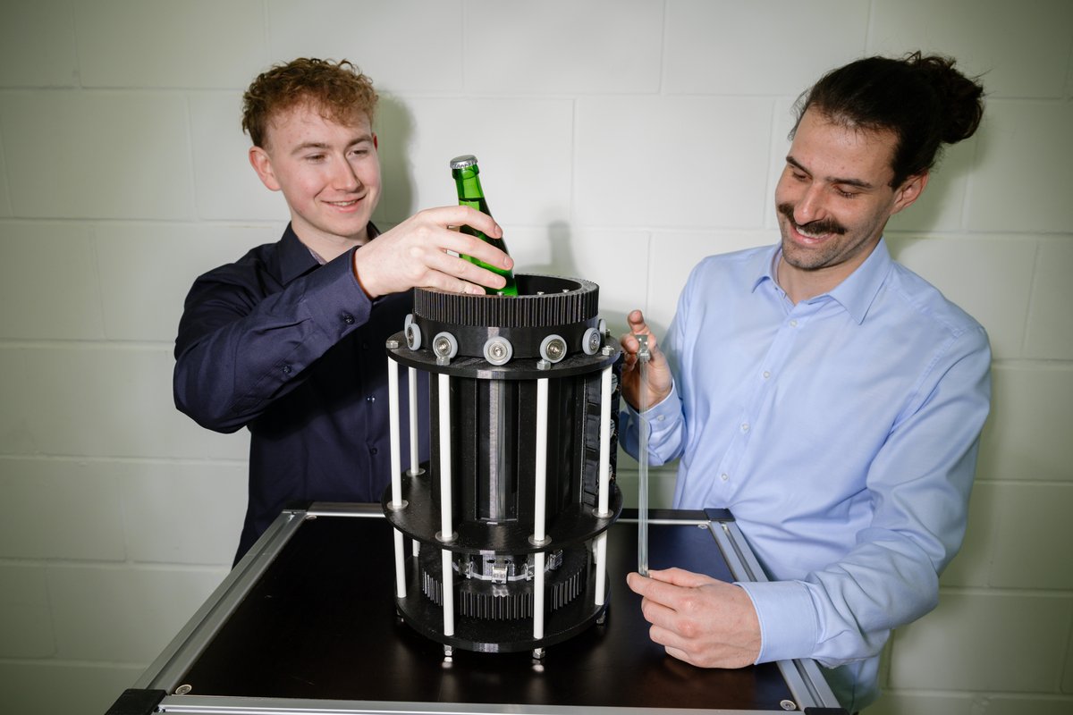 Gerade mal eine kleine Flasche hat Platz im ersten Kühlschrank der Welt, der mit künstlichen Muskeln aus Nickel-Titan kühlt. Diese klimaschonende Technologie ist weit energieeffizienter und nachhaltiger als heutige Verfahren @hannover_messe (Foto: Dietze): uni-saarland.de/aktuell/hannov…