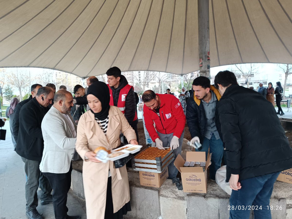 Kızılay Kayapınar Şubesi olarak, Ramazanın ilk gününden bu yana aşevimizin hazırladığı yemekleri araştırma hastanesindeki hasta ve hasta yakınlarına ikram etmeye devam ediyoruz. Rabbim bağış yapan ve sebep olanlardan razı olsun inşallah 🤲