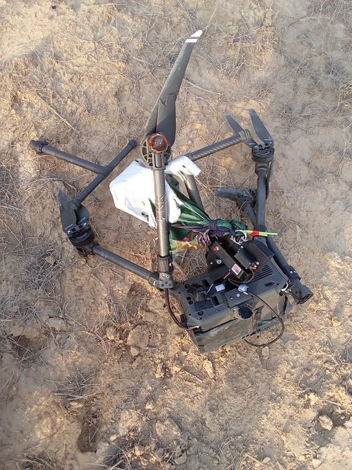 mukesh1yadav87's tweet photo. #BreakingNews‌ 
 #AlertBSF shoot down Pakistani drone near India Pakistan border in Sri Ganganagar sector Rajasthan &amp; recovered   02 packets of Narcotics. 🫡  
#JaiHind 
 #IndoPakBorder 
#NaPakDrone 
#BSFAgainstDrugs
  #PowerfulMantras #whatsappdown #LokSabhaElections2024 https://t.co/TYFAqLrIik
