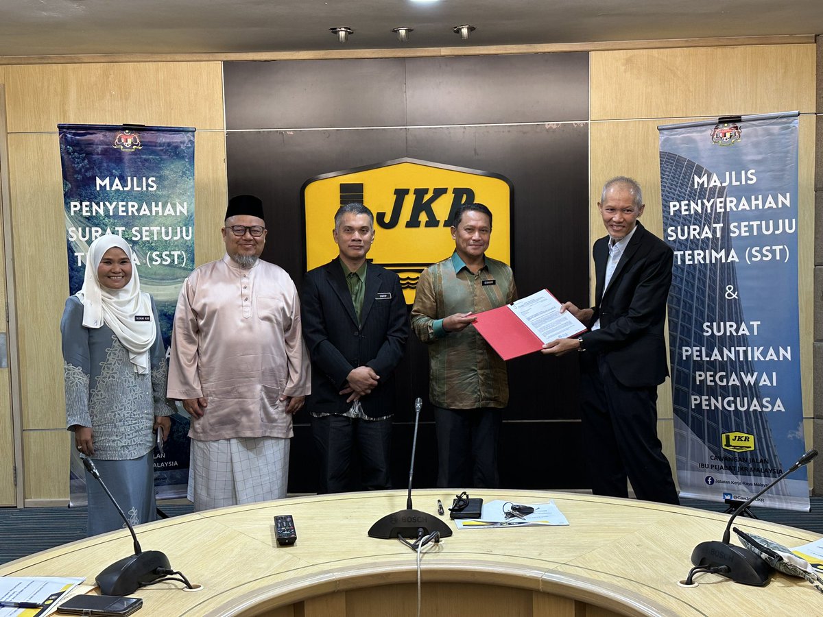 4 April 2024 ( Khamis ) - Bertempat di tingkat 5, Blok F, Ibu Pejabat JKR Malaysia telah berlangsung Majlis Penyerahan Penyerahan Surat Pelantikan Pegawai Penguasa, Surat Setuju Terima (SST) 2 in 1 dan Surat Setuju Terima (SST) Perunding Sivil dan Struktur. Majlis telah