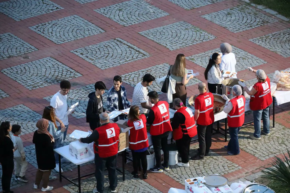 Ramazan’ın en güzel anları bunlar. İzmir’de yüzlerce kişiyle birlikte gerçekleştirdiğimiz iftar sayesinde bu güzel ayın bereketini, coşkusunu yaşadık. Çocuklarla, büyüklerimizle aynı yemeği, ekmeği, sofrayı paylaşmanın mutluluğunu tattık. 🍲#SensizOlmaz