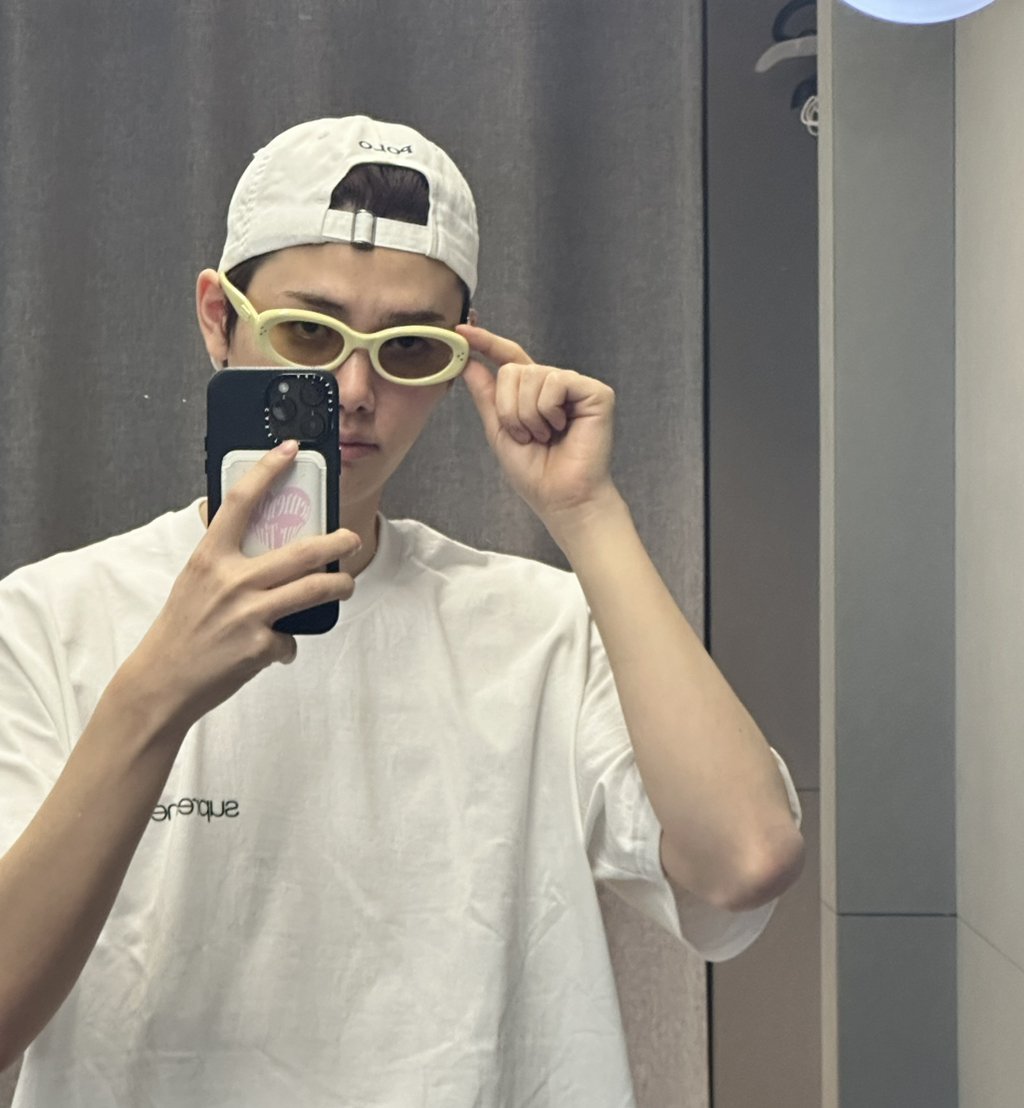 To_minhee's tweet photo. 얘들아 만약에 한강갔는데 너희 최애가 이러고 있으면 아는척 할거임?? 엠비티아이 적고 말해줘~~ https://t.co/E94z4Mh7aR