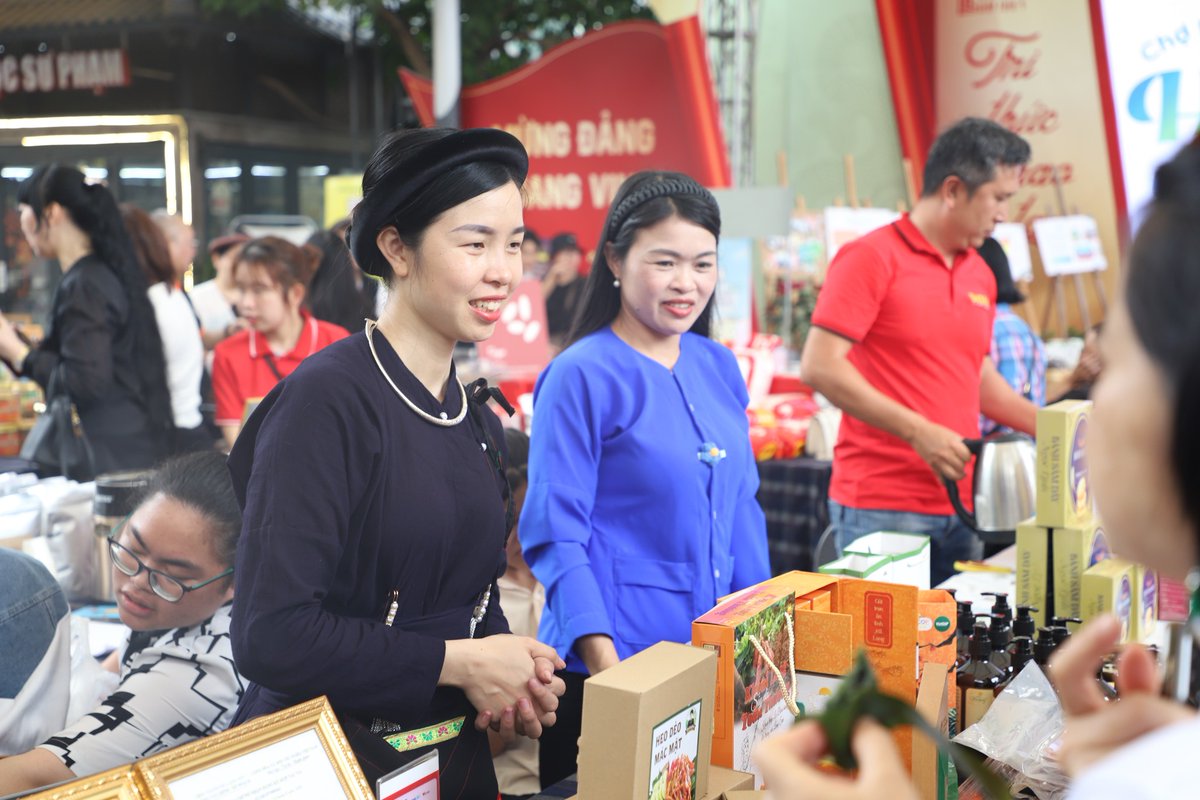 UNDPVietNam's tweet photo. #ThrowbackThursday to the amazing #SIB HUB HeartFest 2024!🎊 Over 40 social impact businesses (SIBs) gathered at Hanoi Book Street w/🌱green products that embrace social &amp; environmental impact. Huge thanks to all attendees for supporting 🇻🇳's thriving SIB ecosystem.

#ISEECOVID https://t.co/7epgXpMvS8