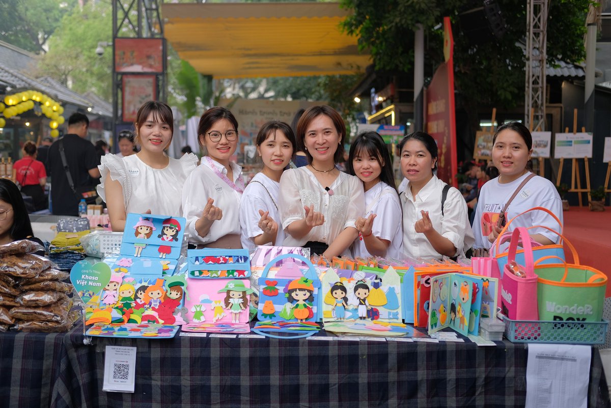#ThrowbackThursday to the amazing #SIB HUB HeartFest 2024!🎊 Over 40 social impact businesses (SIBs) gathered at Hanoi Book Street w/🌱green products that embrace social &amp; environmental impact. Huge thanks to all attendees for supporting 🇻🇳's thriving SIB ecosystem.

#ISEECOVID