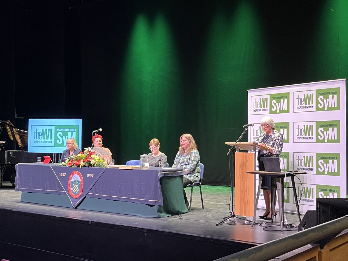 Cadeirydd FfCSyM-Cymru Jill Rundle yn cyflwyno ei hanerchiad i'r Gynhadledd. NFWI-Wales Chair Jill Rundle presents her Chair’s address at the Wales Conference. #NFWIWalesConference