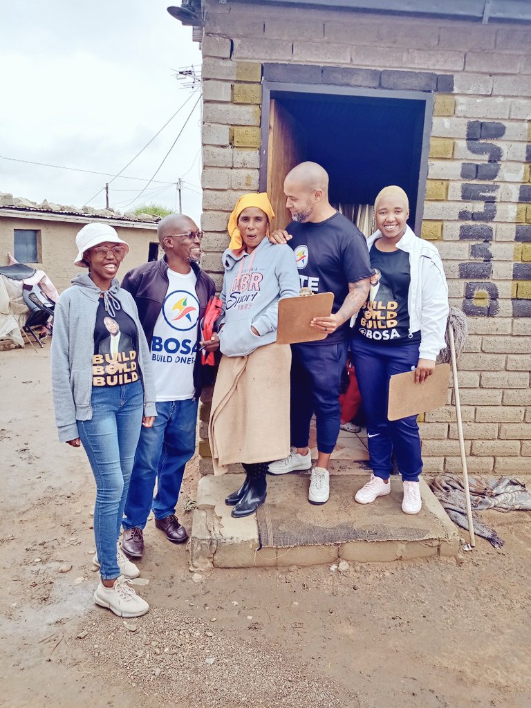 rogersfeed's tweet photo. Ground. Mapetsana. Thaba Nchu. #JobInEveryHome #DoorToDoor #CampaignTrail ☝🏽🇿🇦 @BuildOneSA @MmusiMaimane @NobuntuSA https://t.co/thTrn5ondq