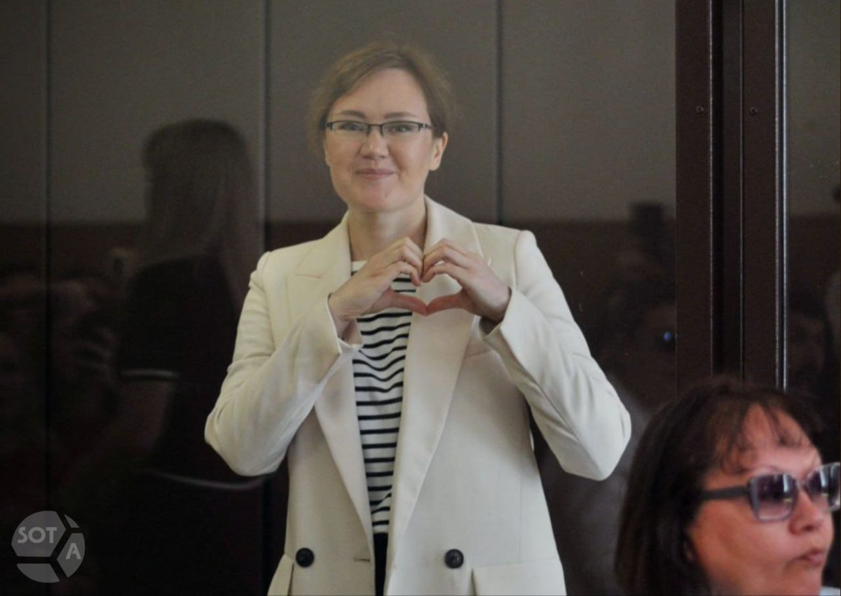 🫶 Сердце — «тайный знак экстремистского сообщества»

Пристав в Басманном суде запретил журналистке «Собеседника» Елене Мильчановске показывать «сердечки» Антонине Фаворской, которую обвиняют в участии в деятельности ФБК. Он заявил, что это будет расценено как «тайный знак