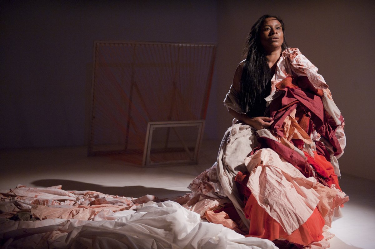 [actu] par <a href="/ericdemey/">eric demey</a> L’art de la décolonisation bit.ly/3U1wCf8 A <a href="/MCAmiens/">Maison de la Culture Amiens</a>, le festival Tout-Monde délocalise la décolonisation. Le sujet polémique y prend ainsi des teintes nouvelles, nuancées via d’autres langages artistiques. Un déplacement régénérant.