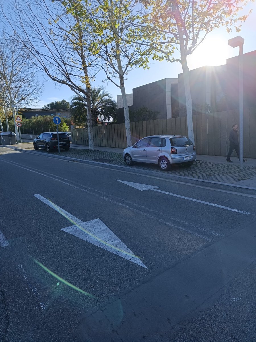 VoreresSantCu's tweet photo. Cada matí a l'escola Turó de Can Mates desenes de cotxes estacionen en vorera amb perill de mort pels infants. Per què @ajsantcugat faci alguna cosa ha de passar una desgràcia com la del Maragall.
@juntsxstc i @ercsantcugat esteu jugant amb foc, inconscients! https://t.co/YJvlPhUIJT