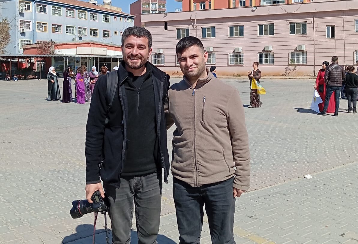 Mardin Artuklu, Qoser (Kızıltepe) ve Mehsert (Ömerli) ilçelerinde sabah saatlerinde yapılan ev baskınlarında en yoldaşım Fırat Araç'ın da olduğu çok sayıda kişi gözaltına alındı.