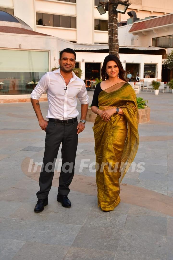 indiaforums's tweet image. #DivyankaTripathi and #EijazKhan snapped for their upcoming show #Adrishyam: The Invisible Heroes

@Divyanka_T @KhanEijaz 

Check out the full gallery here:
indiaforums.com/gallery/divyan…