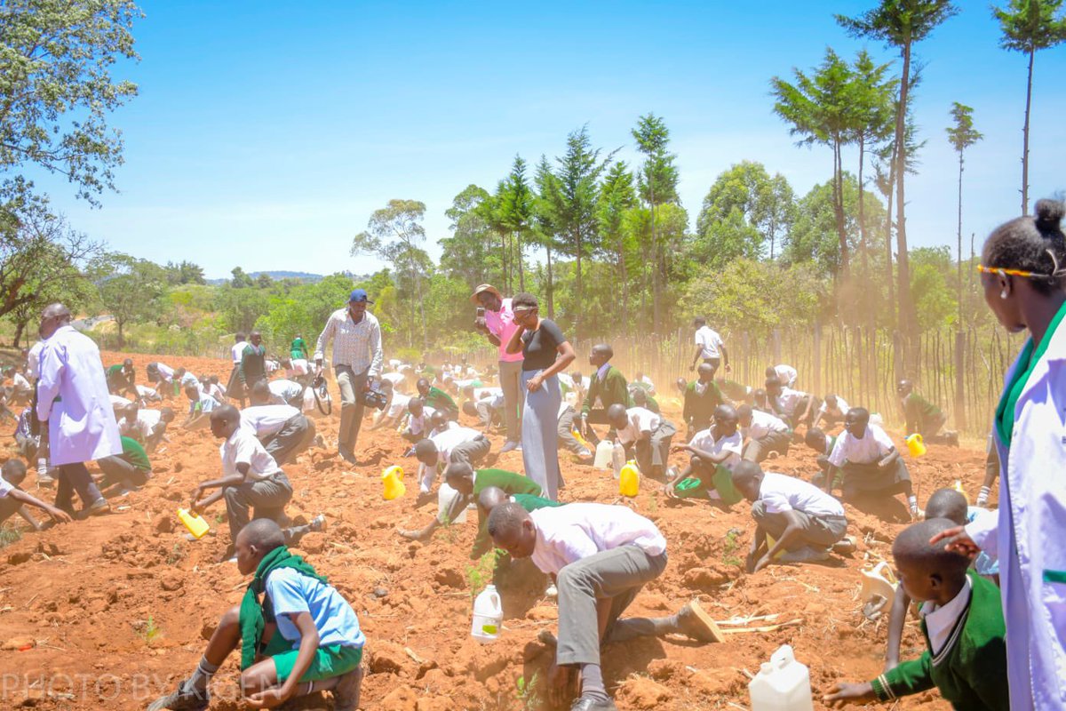 Can I go back to the 4,993 pure souls of these young people in West Pokot who assembled at TarTar High School to grow trees with me, dance with me, sing for me, listen to me...but above all...love on me? This one...was love at first sight... Take me back! #fortheyoungpeople