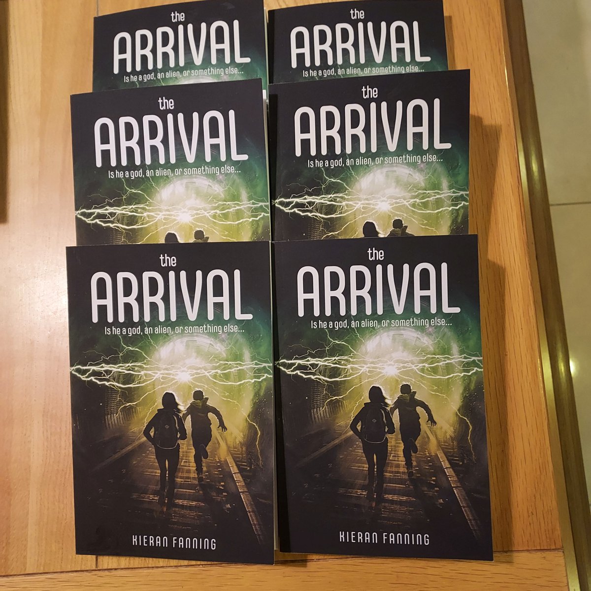 First copies of THE ARRIVAL have, erm... arrived! Publishing on the 15th, with ebook available to pre-order now: shorturl.at/cmpx0 and some eARCs still available through @booksirens : booksirens.com/book/HPFXEI5/P…