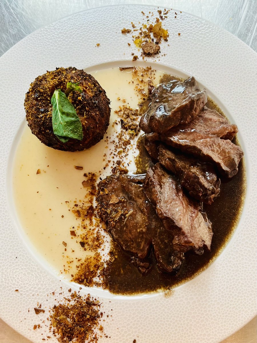 A little taste of the heritage inspired dishes we serve at La Locanda ….
~ Guancia al dolcetto con mele e patate 
36 hours slow cooked ox cheek in Dolcetto DOC red wine, own jus, apple purée, potatoes & apple crumble 

#italianrecipes #heritagecooking #passion #authenticitalian
