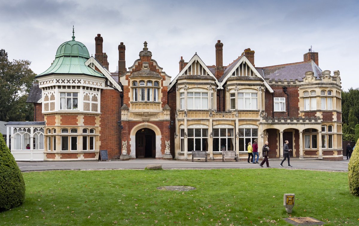 Out today 🚨 BLETCHLEY PARK: Codebreaking Then and Now On @Cunningcastpod today @Tony_Robinson is getting the long view on codes and codebreaking with Bletchley Park @bletchleypark military historian David Kenyon and the CISO at the BBC, Helen Rabe 🔗 podfollow.com/1676254046