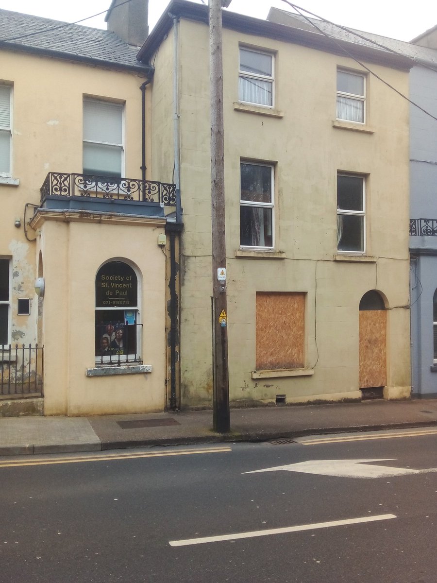 Boarded up right beside St Vinnies in the middle of #Sligo town, this is #vacantireland quickly developing into #derelictireland

Does anyone know who owns it?