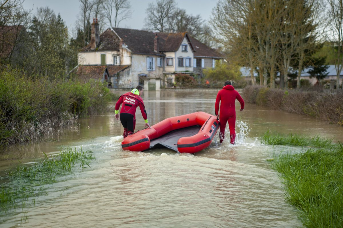 SDIS_89's tweet photo. 🔴🧑🏼‍🚒Les @PompiersFR de l’#Yonne sont pleinement mobilisés aux côtés des services des #CollectivitésTerritoriales, du @Departement89 &amp; de l’État pour faire face à des crues très prononcées.

🙏🏻Pensée solidaire pour les #Icaunais
🙏🏻Soutien sans faille aux #Élus locaux

⚠️@meteo_89 https://t.co/FkKgdxwD5q