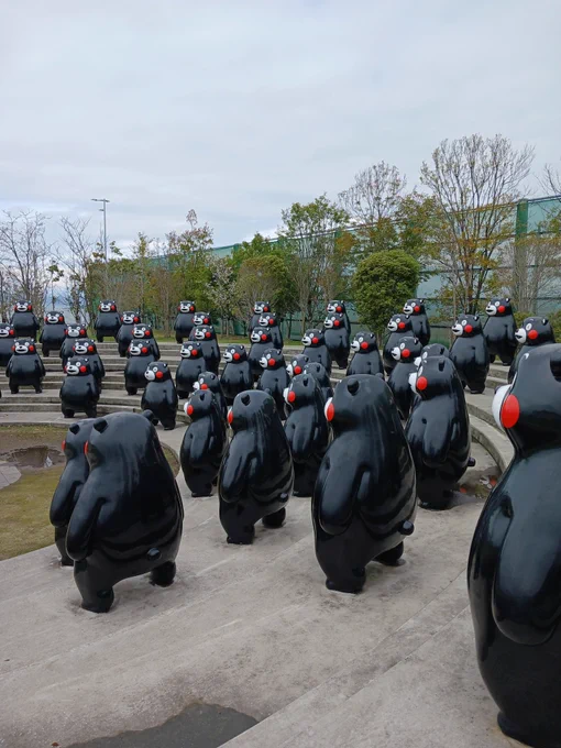 夥しいくまでっかいくまここに来るとつい笑ってしまう 