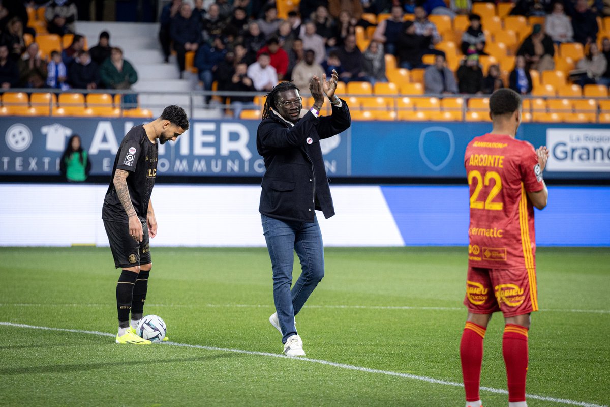 🏟 Le week-end dernier, @BafGomis était de retour au Stade de l’Aube. L’ancien attaquant Troyen a même donné le coup d’envoi fictif de la rencontre (J30) ! 💙 #TeamESTAC 🔵⚪️