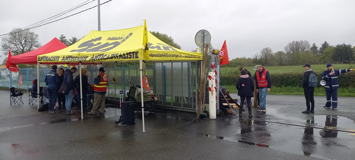 #LaPoste les colipostiers-ères, déter et Solidaires ont repris le piquet aux #Sorinières .
#Nantes