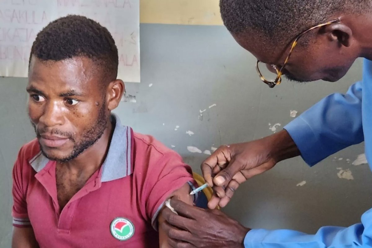 Health Surveillance Assistants like Gabriel are setting an example by receiving the COVID-19 vaccine in Salima district despite nationwide case decline. @Gavi continue to support @MalawiGovt with vaccine doses in the fight against COVID-19 through UNICEF: shorturl.at/auLQU