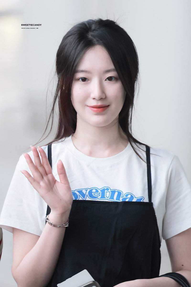 SweetieCandy106's tweet photo. 240404 | GMP✈️

🥳

#아이들 #여자아이들 #GIDLE #슈화 #SHUHUA #舒華 #叶舒华 https://t.co/o1884bkDNr