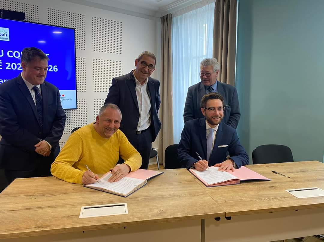 EPSBD91's tweet photo. 🎉 Signature du Contrat Local de Santé (CLS) de la CAESE ! 📝 Ensemble pour améliorer la santé de tous.

4 Axes stratégiques : 1️⃣ Accès aux soins 2️⃣ Prévention santé 3️⃣ Santé mentale 4️⃣ Environnement

Fiers de faire partie des co-signataires engagés dans cette démarche !

#Santé https://t.co/Wcwe4r3zBj