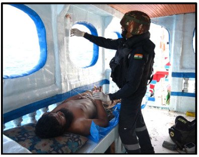 نیروی دریایی هند، چه با عملیات ضد دزدی دریایی و چه با ارائه کمک های پزشکی، تلاش های بی وقفه ای برای تضمین امنیت دریانوردان در منطقه انجام می دهد. pib.gov.in/PressReleasePa… x.com/indiannavy/sta…