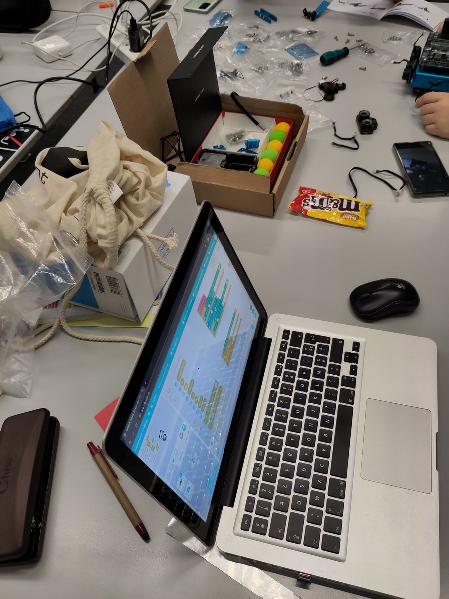 GreichTechno's tweet photo. Présent pour la 2e fois à la RoboCup Junior avec une équipe de 3 élèves du @ClgSimoneVeil  de Pontoise. #robocupjunior https://t.co/vnzAFitomL