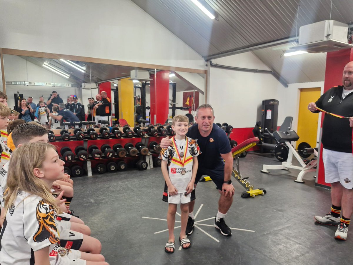 thisismrclark's tweet photo. Big thanks to @DragonsOfficiel and especially Steve McNamara for taking time out from their busy schedule for the @CottTigers boys #SuperLeague #TigersOnTour #MakingMemories https://t.co/IzhahaJ7sw
