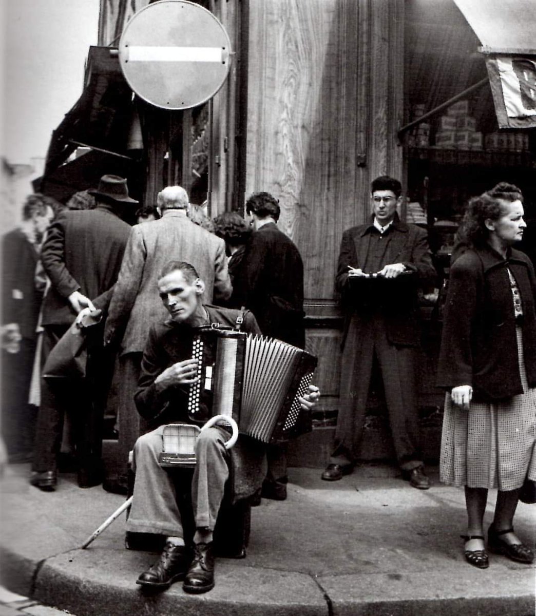 Robert Doisneau. 
L'accordéoniste, rue Mouffetard 
1951. Paris 5e