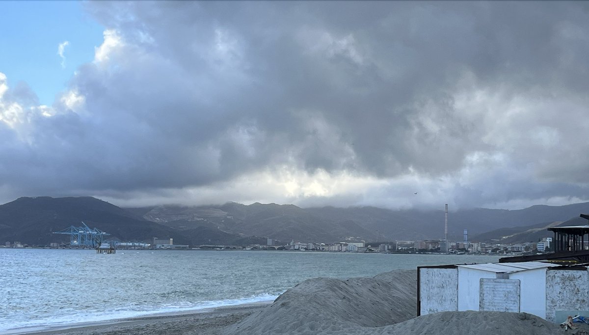 FerdinandoC's tweet photo. Questo è un pezzo di Liguria visto dalla spiaggia di Savona: in questa foto ci sono una vecchia centrale a carbone (la più inquinante d'Italia, dismessa nel 2016), una centrale a gas, tre discariche, un terminal per il petrolio e l'olio combustibile di Exxon, la piattaforma Maersk per i container, alle spalle la raffineria Sarpom. Dietro il promontorio l'area marina protetta di Bergeggi. 

È qui che Snam progetta di spostare il rigassificatore galleggiante ora nel porto di Piombino. È così che funzionano le zone di sacrificio, accumulo e stratificazione. Ha un nome che sembra pensato per fare paura, Golar Tundra. Lo chiamano già «rigassificatore di Vado Ligure», anche se sarà a soli 2,9 km dal lido di Savona, chiunque verrà a fare il bagno qui per un quarto di secolo vedrà questo colosso lungo quasi 300 metri, un'industria galleggiante con un carico di 170mila metri cubi di gas liquefatto che userà l'acqua di mare per riscaldarlo, per poi riversarla nel golfo. 

Chi vive qui ha scoperto il progetto dai giornali, l'estate scorsa, a settembre c'è stata una catena umana di 16mila persone per protestare contro un'infrastruttura che nasce obsoleta, pensata per dilatare sui decenni un'emergenza specifica (la crisi del gas del 2022), contraria a tutti gli impegni climatici dell'Italia, con una procedura ipersemplificata vanto del presidente Toti, merce di scambio politica per risolvere un problema al governo scaricandolo su un territorio già considerato marginale. 

C'è una mobilitazione di sindaci, comitati, società di mutuo soccorso, ignorata dalla politica nazionale, perché viviamo ancora nelle scelte binarie, pace o condizionatore, vuoi la doccia calda ecco il rigassificatore, retoriche invecchiate di un paese che non sa più entrare nel merito di niente, tutto una costante delega in bianco. Al progetto sono state fatte decine di obiezioni da società civile, Ispra, Arpa, Vigili del Fuoco, su rischi di disastri e incidenti, per gli eventi estremi avevano usato un solo anno di riferimento, anche se questa roba deve restare qui per decenni, gli esperti gli hanno detto: voi siete pazzi. A Pasqua sono arrivate le modifiche, 3500 pagine, 15 giorni per leggere e rispondere.
