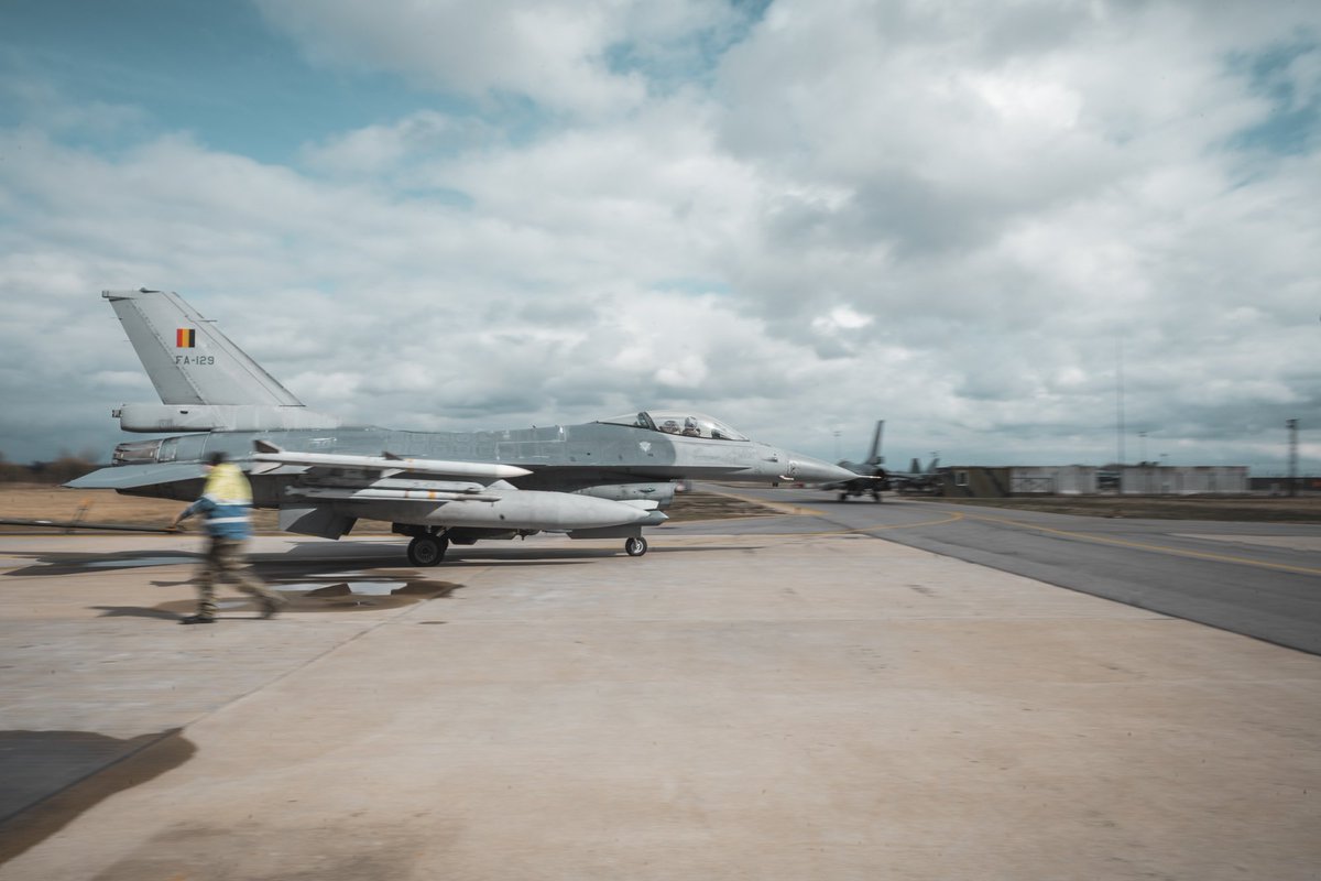 Après 20 ans, 64 rotations, 550 heures de vol et 19 interceptions (alpha-scrambles), la Belgique 🇧🇪 a symboliquement remis la 'clé' de la mission Baltic Air Policing (BAP) en Lituanie 🇱🇹 à l'Espagne 🇪🇸 beldefnews.mil.be/fin-de-la-rota…