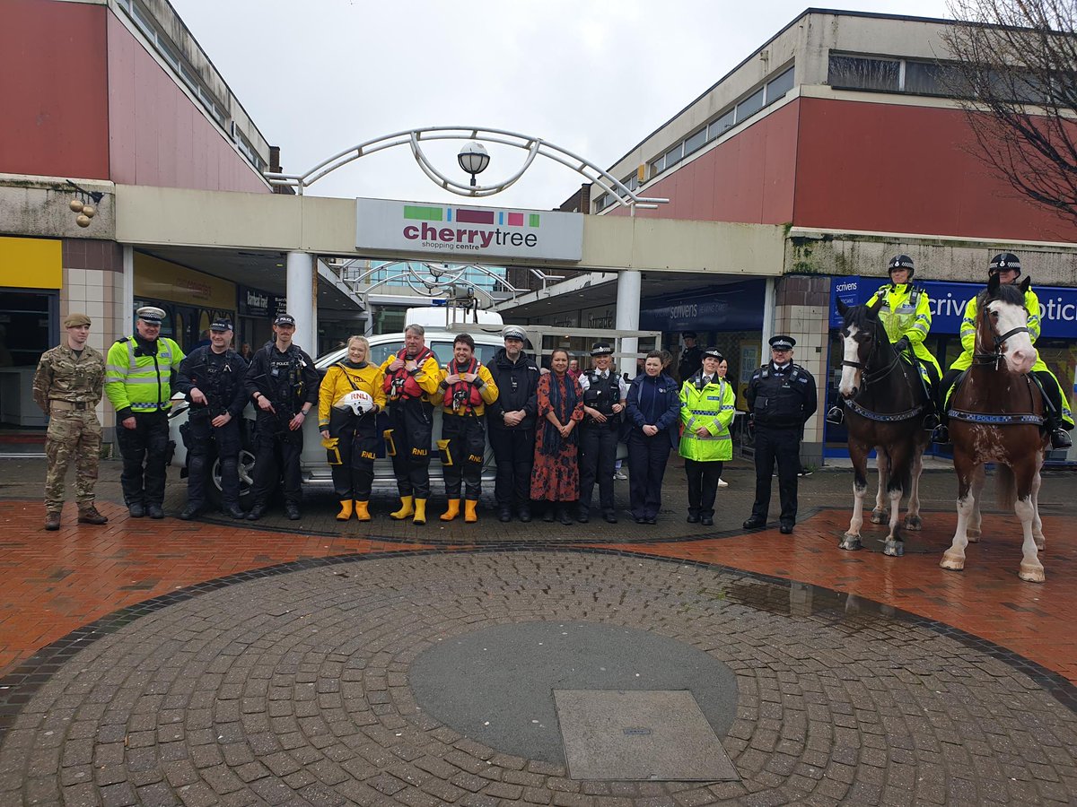 Officers from @Merpolceu out at Liscard Shopping Centre, Wallasey with colleagues from @MerseyFire and @BritishArmy out engaging with our communities.