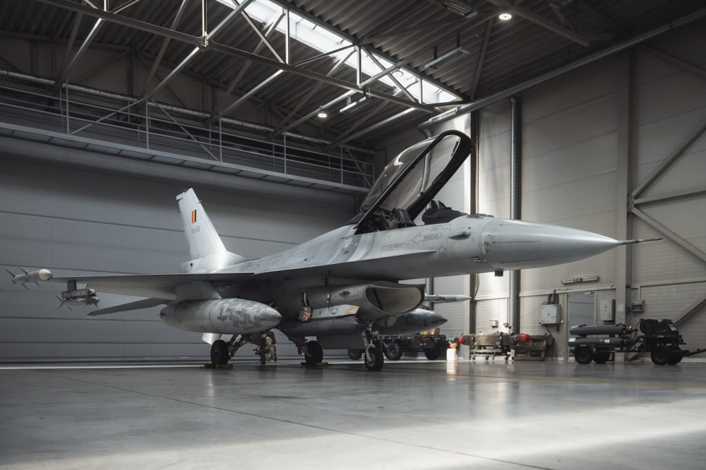 Na 20 jaar, 64 rotaties, 550 vlieguren en 19 intercepties, heeft België 🇧🇪 symbolisch de ‘sleutel’ van de Baltic Air Policing (BAP) missie in Litouwen 🇱🇹 aan Spanje 🇪🇸 overgedragen beldefnews.mil.be/einde-jubileum…