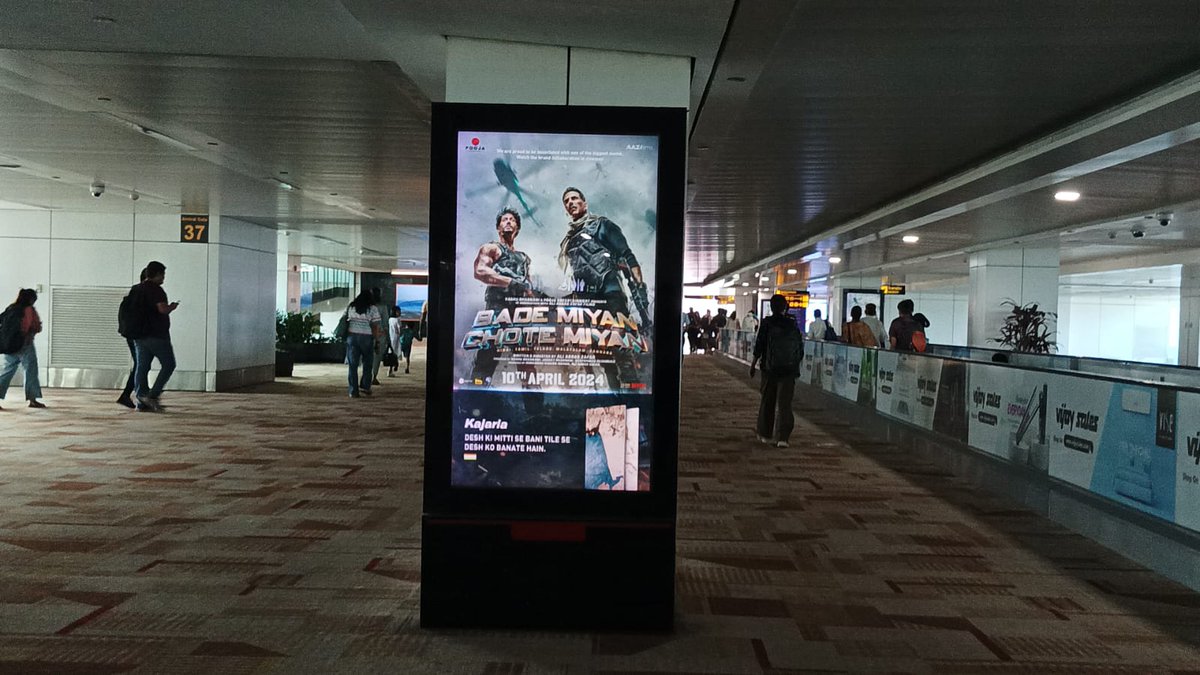 Mass ground level promotions are going on for #BMCM posters spotted at Delhi airport. #BadeMiyanChoteMiyan in theatres on 10 April 💥💥 #AkshayKumar𓃵 #AkshayKumar #TigerShroff @aliabbaszafar @poojafilms advance booking start kardo ab @jackkybhagnani