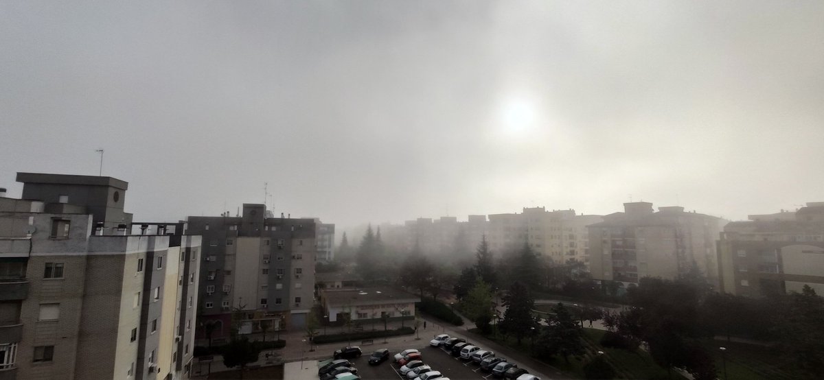Tras un amanecer colorido, baja la niebla en Badajoz.