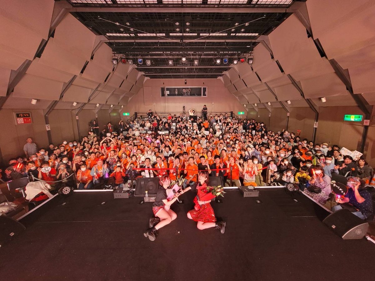 hachioji_shicho's tweet photo. 3/31（日）
観光PR特使として、八王子市のためにご尽力いただいた「８princess」のラストライブに参加し、挨拶をさせていただきました。これまで八王子を盛り上げてきた活動に感謝申し上げるとともに、新たな道を歩まれるお二人に心からエールを送りたいと思います。 https://t.co/Gmb42FozQ5