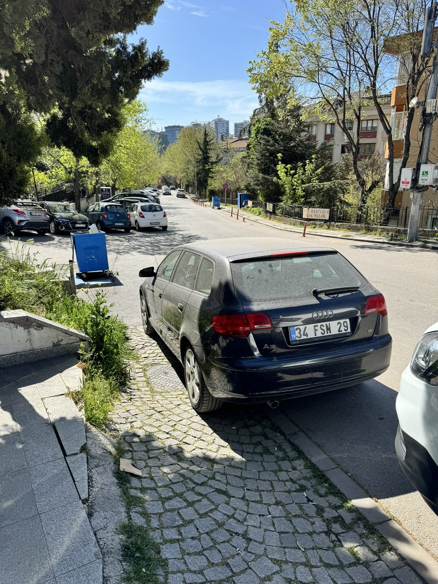 Aracı 3 gün önce parkedip gittiler.Hem iş yerimizin önü hemde kaldırım üzeri. Bebek arabaları,yayalar yola çıkmak zorunda kalıyor. Lütfen gereğini yapar mısınız.. acıbadem günal sokak Üsküdar <a href="/CHP_istanbulil/">CHP İstanbul İl Başkanlığı</a> <a href="/chpgenclikgm/">CHP Gençlik Kolları</a> <a href="/chpgencistanbul/">CHP İstanbul Gençlik Kolları</a> <a href="/ekrem_imamoglu/">Ekrem İmamoğlu</a> <a href="/sdedetas/">Sinem Dedetaş</a> <a href="/istanbulbld/">İstanbul Büyükşehir Belediyesi</a>