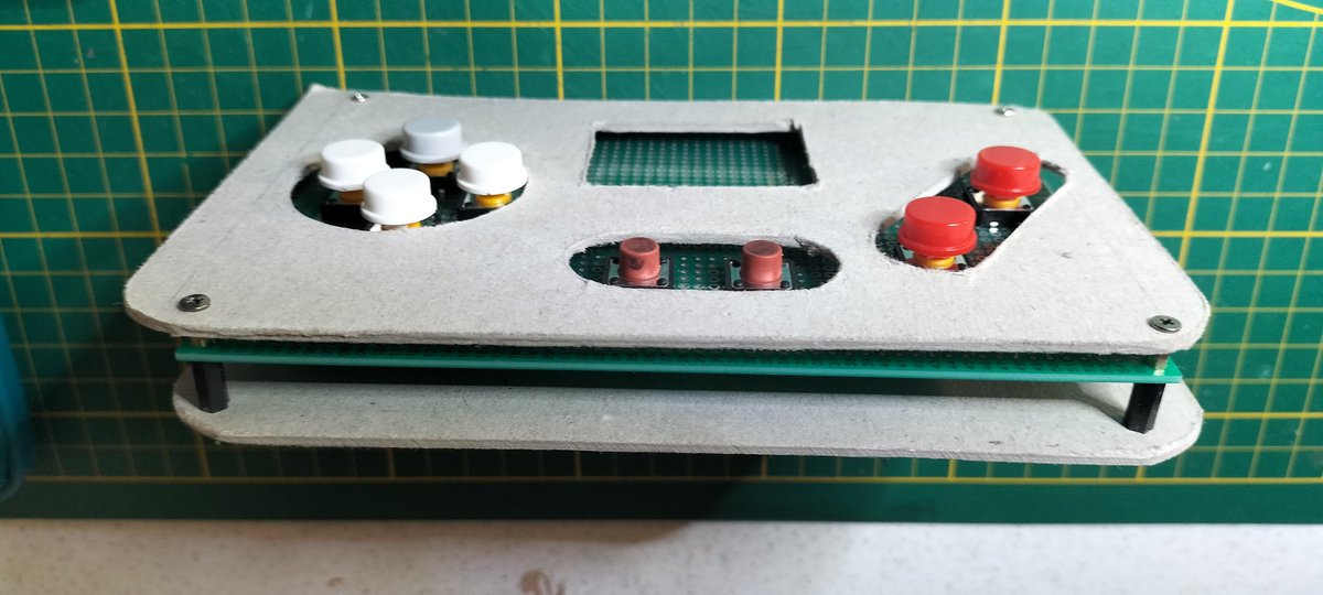 IEGames_Studio's tweet photo. Et voilà ! 
La coque du Devkit 04 ✅

Plus qu'à insérer le PCB, et les différents composants électroniques !

#thursdaymorning #diyconsole #pcb #electricalproject #frenchdev #gamedev #luma #openssource #study  #new #thursdayvibes #indiegame #gamedev #Devlife #esp32 #lowtech https://t.co/SkfgLFKjPh