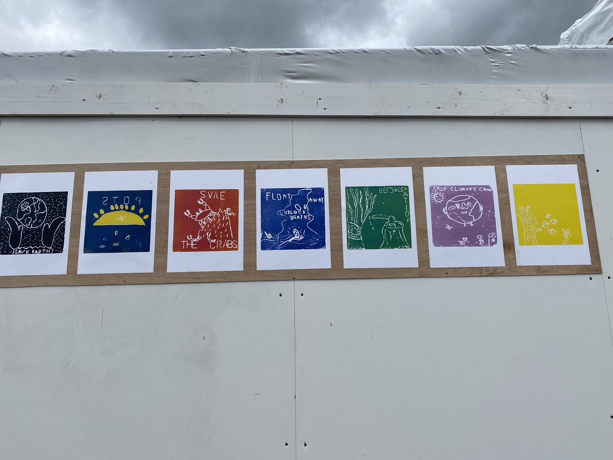 #climateart created by Yr 6 students at North Town Primary School going up on the bridge! There are some powerful messages here by young voices about our future! Huge thanks to @RightsClimate for facilitating this as part of our #WeAreHere Taunton project