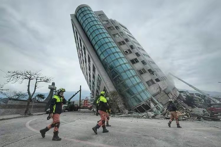 jonny521521's tweet photo. 不懂就问！台湾地震后的这栋楼，你说他质量好吧，它倒了！你说它质量不好吧，它又没完全倒！
它到底是质量好还是不好？
以后能扶正继续使用吗？

懂行的朋友解释一下！ https://t.co/VROCTQrPvH