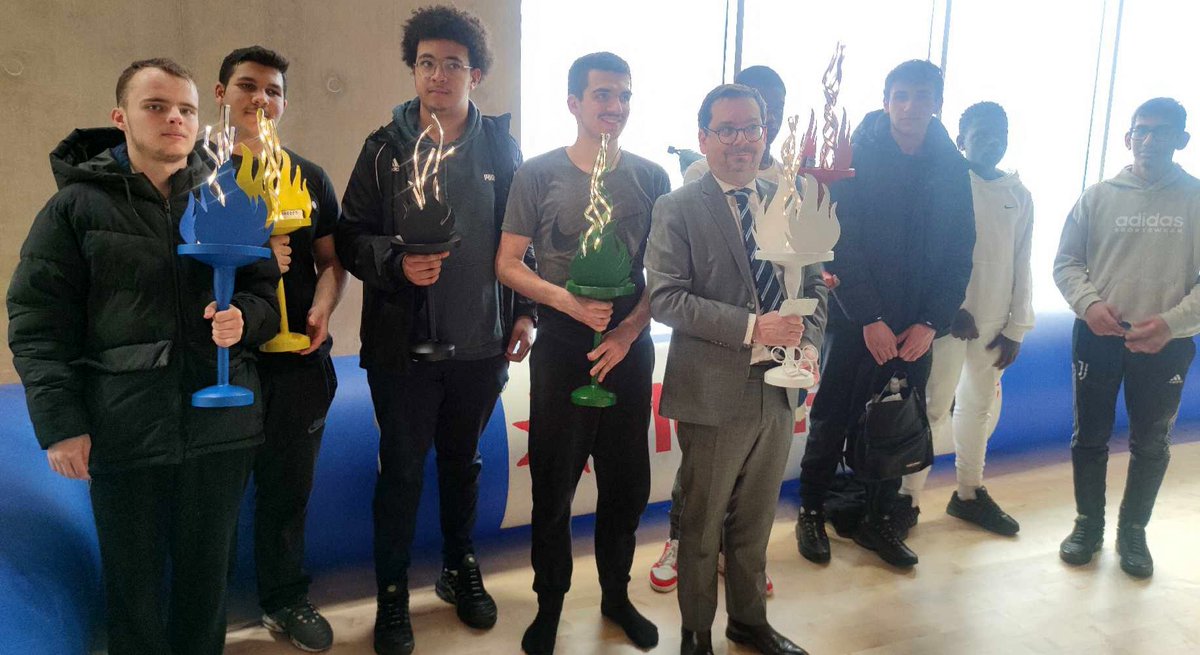 Nicole CHEDOTAL CPD 92 (@nicolechedotal) on Twitter photo 4 classes des Hauts-de-Seine ont participé à cet évènement #SOP2024 : le lycée Maupassant de Colombes, l’EREA Martin Luther King et un CM2 d’Asnières, ainsi qu’un CM2 de Puteaux.
🔥 Les élèves de l'EREA ont offert leur chef-d’œuvre au Recteur d’académie.
<a href="/f_fulgence/">Frédéric Fulgence</a> 4 classes des Hauts-de-Seine ont participé à cet évènement #SOP2024 : le lycée Maupassant de Colombes, l’EREA Martin Luther King et un CM2 d’Asnières, ainsi qu’un CM2 de Puteaux.
🔥 Les élèves de l'EREA ont offert leur chef-d’œuvre au Recteur d’académie.
<a href="/f_fulgence/">Frédéric Fulgence</a>